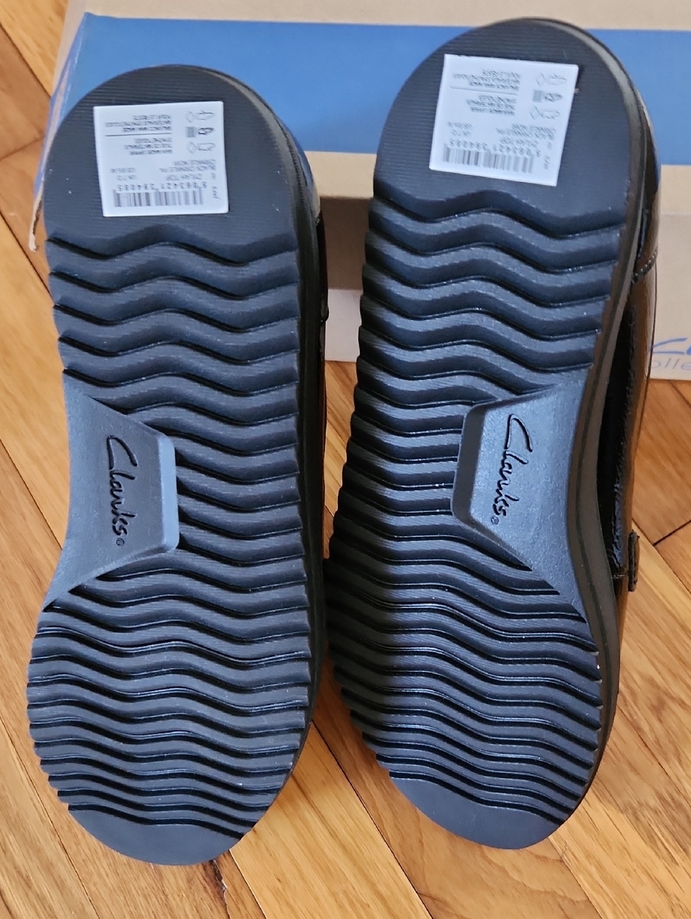 Clarks Zylah Top Black Patent Slip-On Loafers with Chain Accent NIB NWT 9 1/2 M - Picture 4 of 10